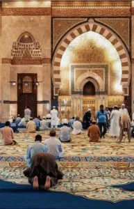 Gläubige beim Gebet in der Moschee